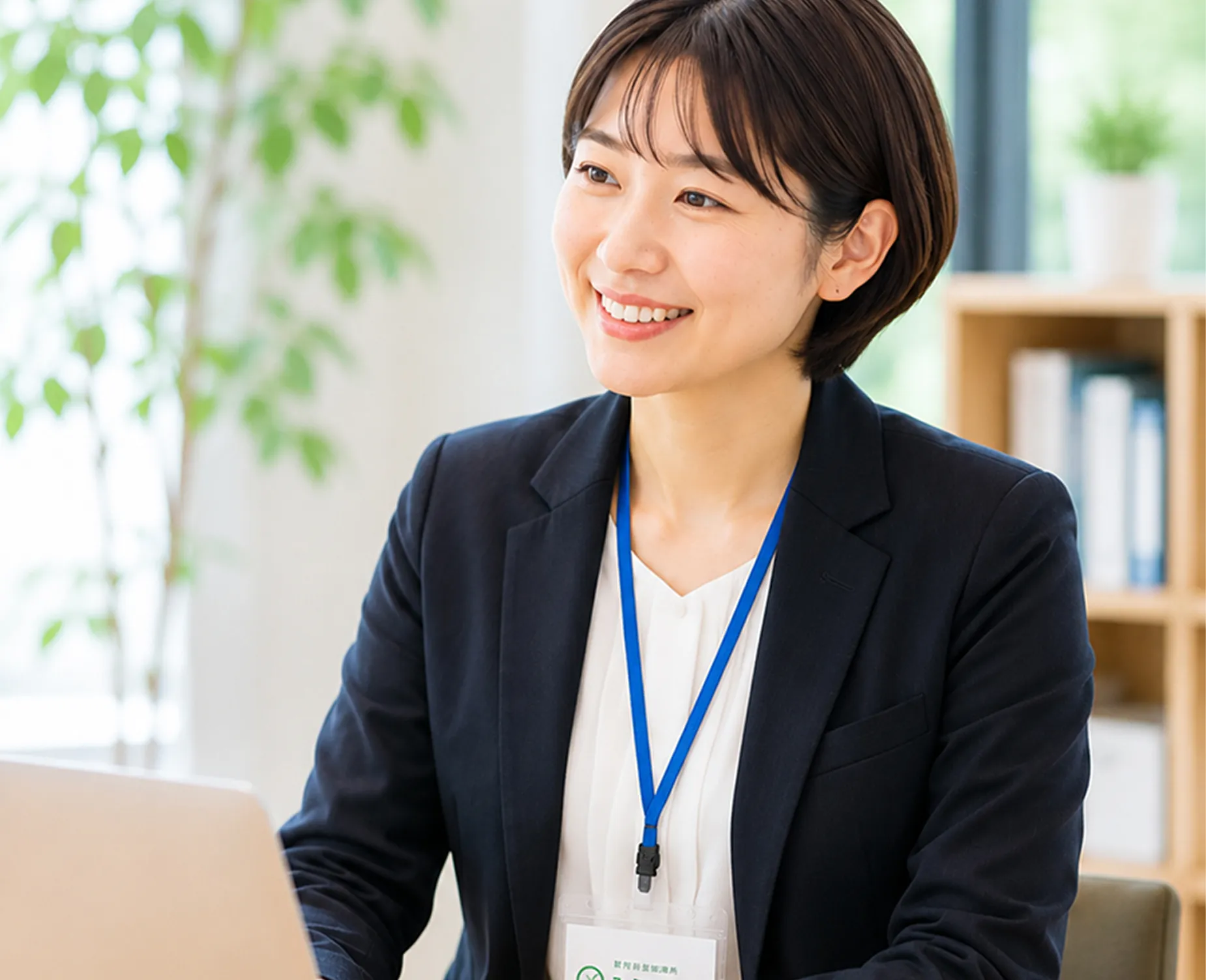 笑顔で働く職員の写真