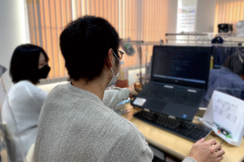 コーディング作業中の写真